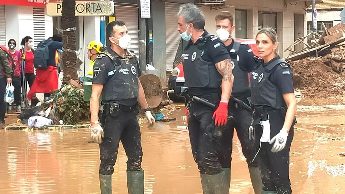 Policías locales de Cáceres trabajando en Valencia