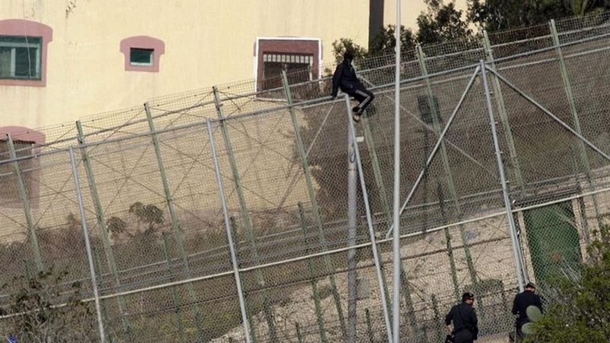 56 Inmigrantes saltaron valla de Melilla y 438 entraron ocultos en vehículos