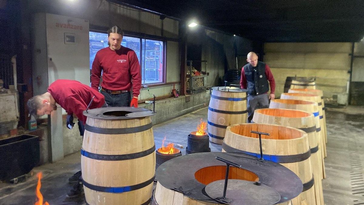 Profesor y estudiantes franceses en la zona del tostado de barricas