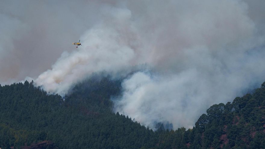 Un helicóptero trabaja en la extinción del incendio forestal en los altos de Güímar