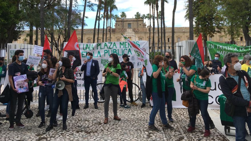 El grito contra la eliminación de aulas en los colegios públicos resuena en Sevilla en las puertas del Parlamento