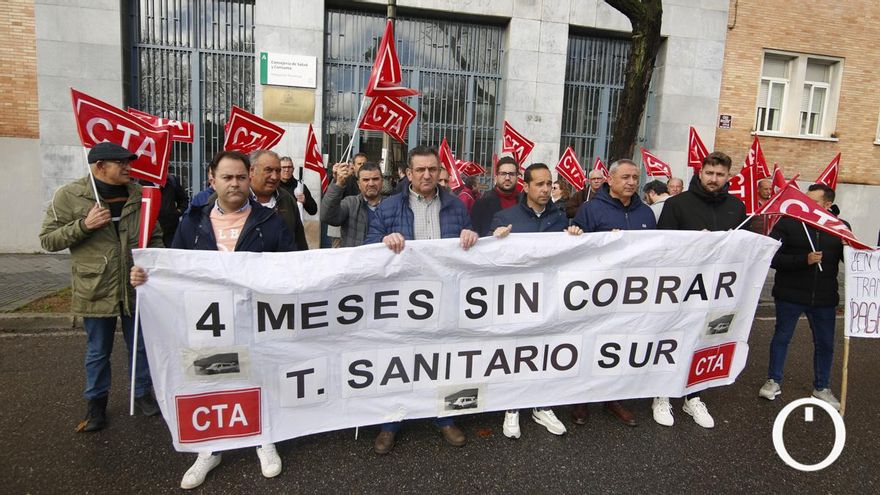 Varios meses sin cobrar: los trabajadores de ambulancias del sur de Córdoba protestan ante Salud