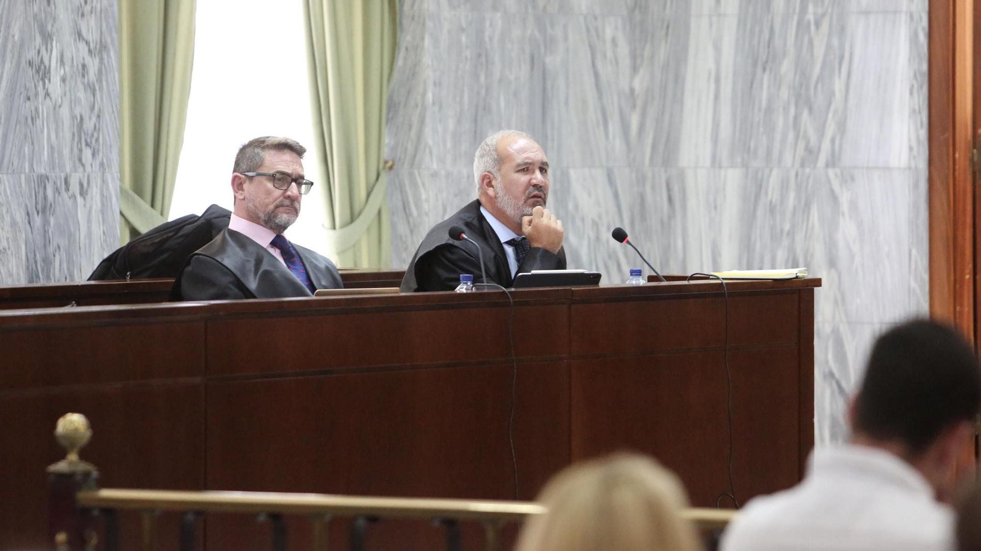 Salvador Alba y uno de sus abogados. (Alejandro Ramos).