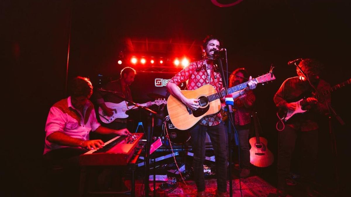 Kike Calzada durante uno de sus conciertos