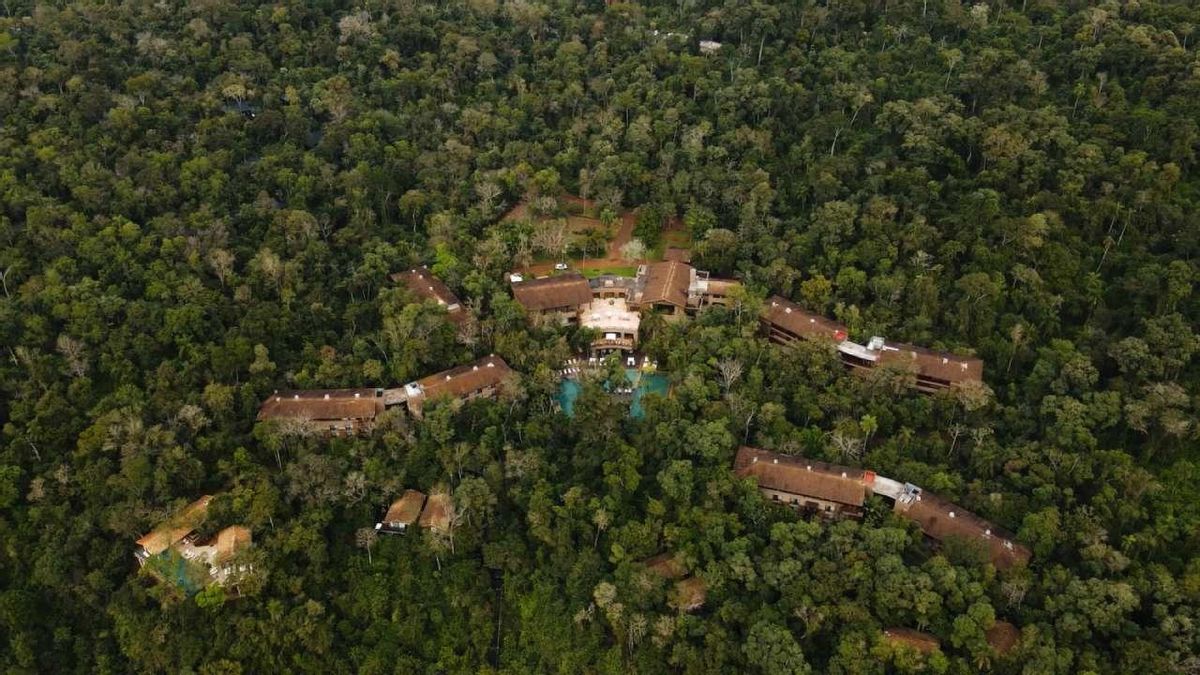 El Loi Suites se encuentra dentro de un predio cerrado de unas 600 hectáreas, con apenas dos accesos desde la Ruta 12.