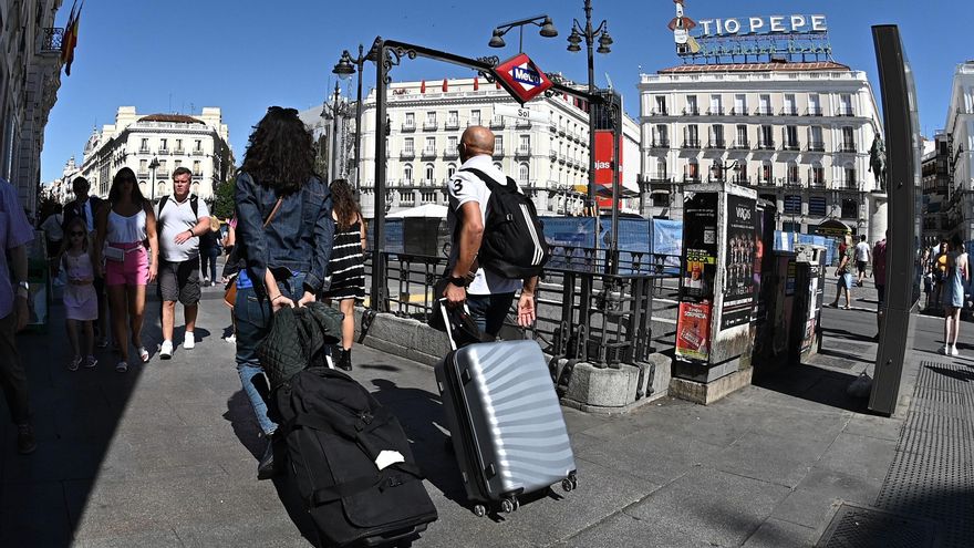 Más Madrid plantea una tasa de 3 euros a cada turista que Almeida rechaza porque haría "menos competitiva" a la capital