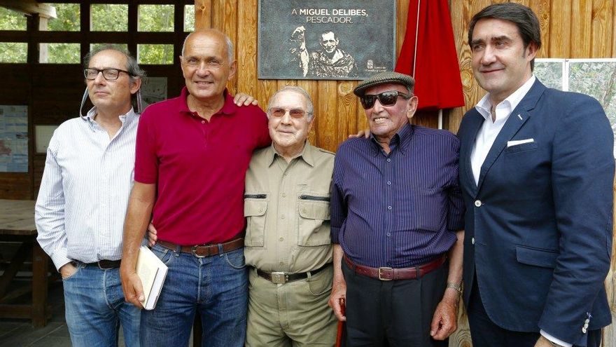 Carlos S. Campillo / ICAL El consejero de Fomento y Medio Ambiente, Juan Carlos Suárez-Quiñones, asiste al homenaje a Miguel Delibes