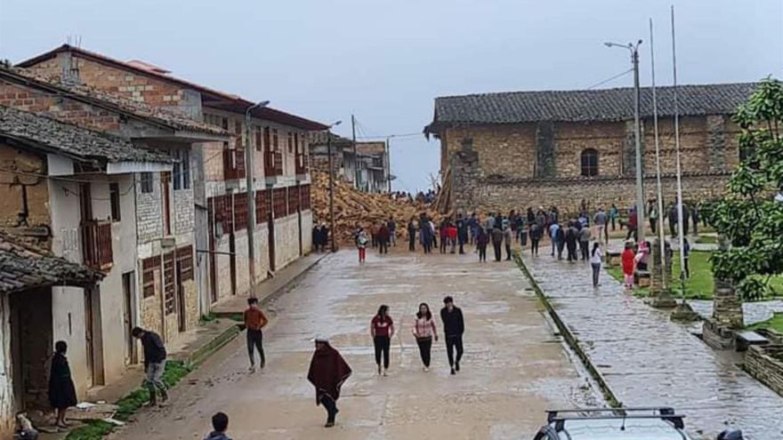 La reconocida torre de la Iglesia del distrito de La Jalca Grande, en la provincia de Chachapoyas, región Amazonas, construida en el siglo XVI y considerada Patrimonio Histórico del Perú, se derrumbó a consecuencia del fuerte sismo de magnitud 7,5 que ocurrió esta mañana. EFE/ Amazonas Noticias / Facebook