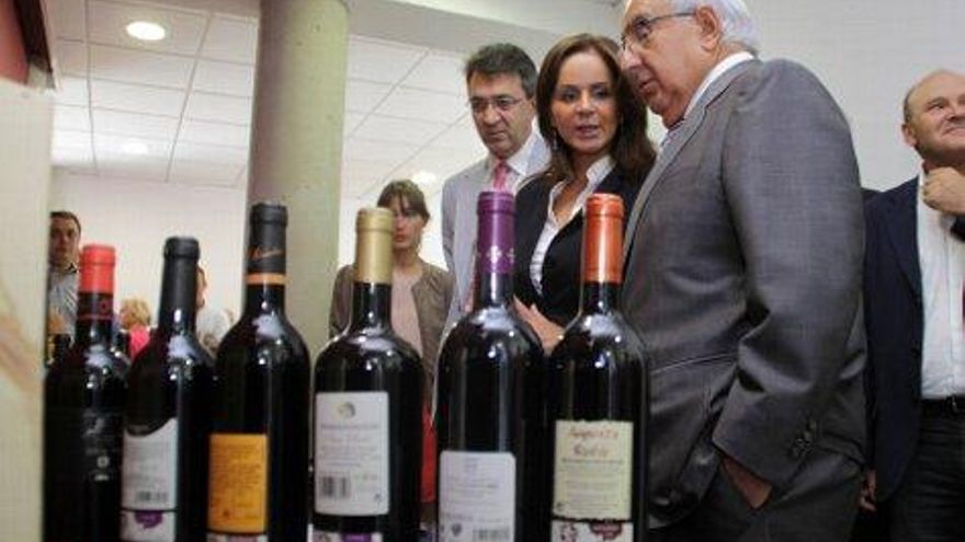 Peio García / ICAL La consejera de Agricultura, Silvia Clemente inaugura la nueva sede de la DO Tierra de León en el edificio Mirador de la Condesa, en Valencia de Don Juan (León). En la imagen, con el alcalde Juan Martínez (I) y el presidente de la DO Tierra de León, Pablo San José (D)