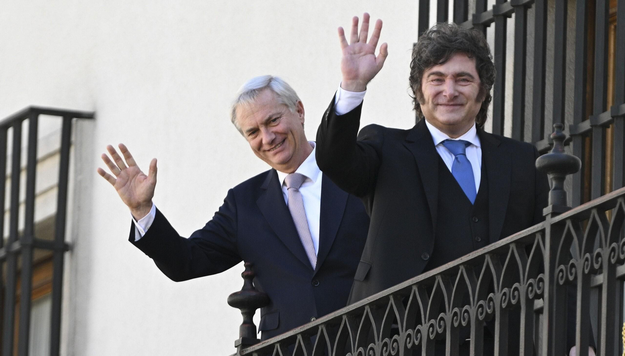 El presidente chileno, José Antonio Kast, y Javier Milei saludan desde el Palacio de La Moneda, en Santiago, el 3 de septiembre de 2026.