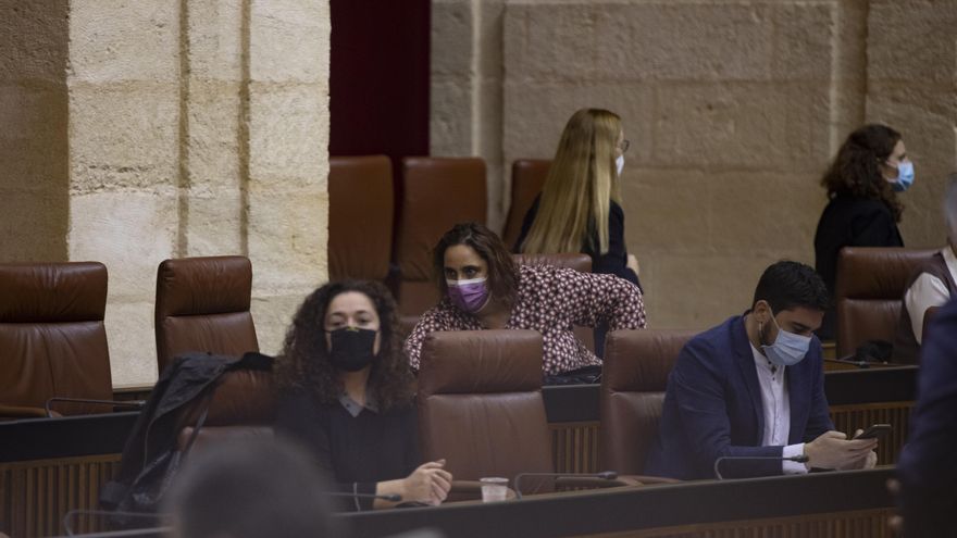 La bancada del grupo parlamentario Adelante Andalucía con los diputados, Inmaculada Nieto (i); Ángela Aguilera e Ismael Sánchez. En Sevilla (Andalucía, España), a 04 de noviembre de 2020.