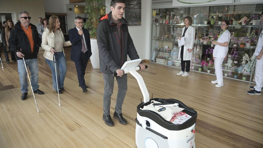 La ONCE prueba en Valdecilla el primer robot de asistencia para personas mayores o con discapacidad