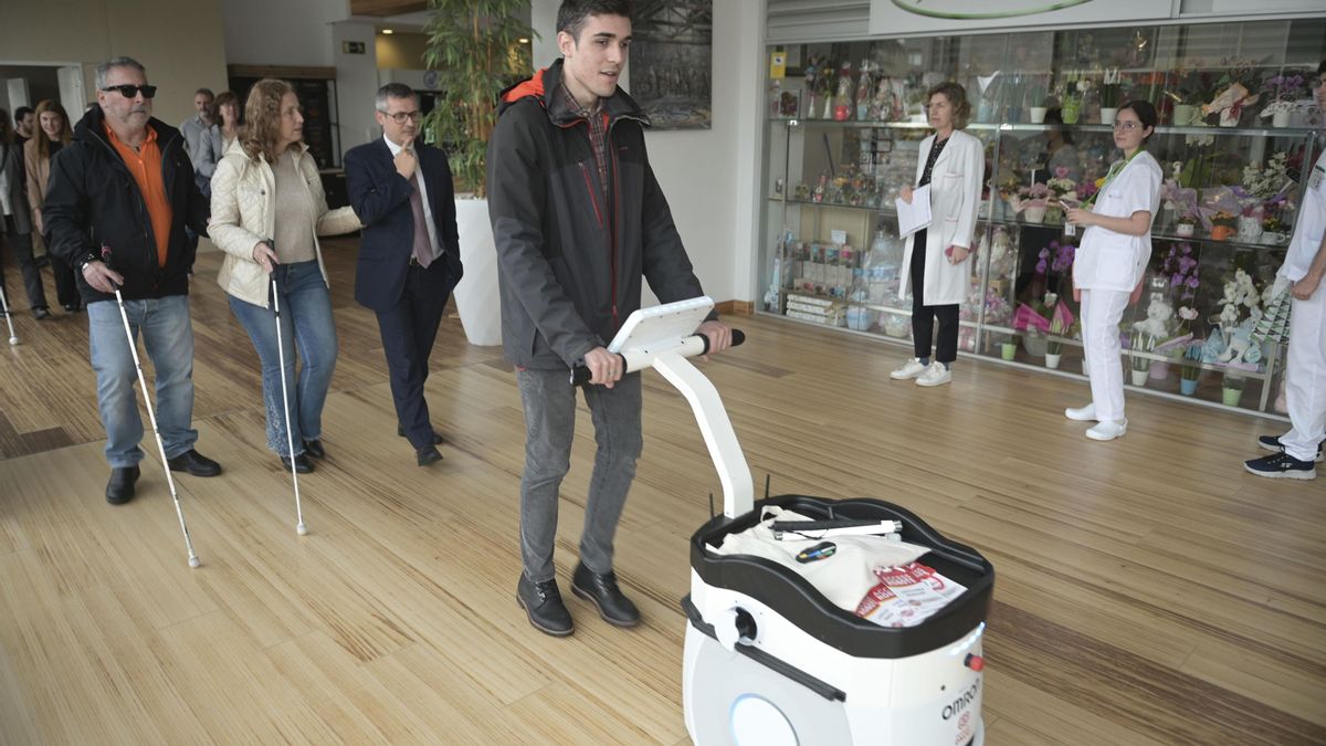 La ONCE prueba en Valdecilla el primer robot de asistencia para personas mayores o con discapacidad