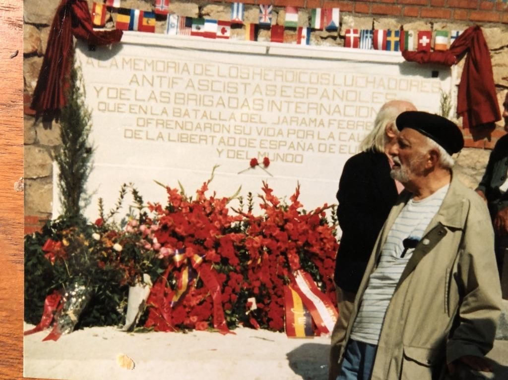 Michael Economides, con la boina que solía lucir, retratado en un homenaje a las Brigadas Internacionales. A su lado se intuye la melena del poeta Rafael Alberti