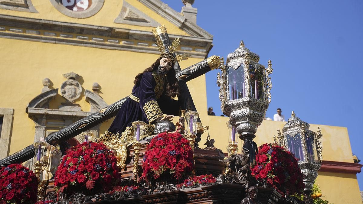 La procesión de la Hermandad del Caído, en imágenes