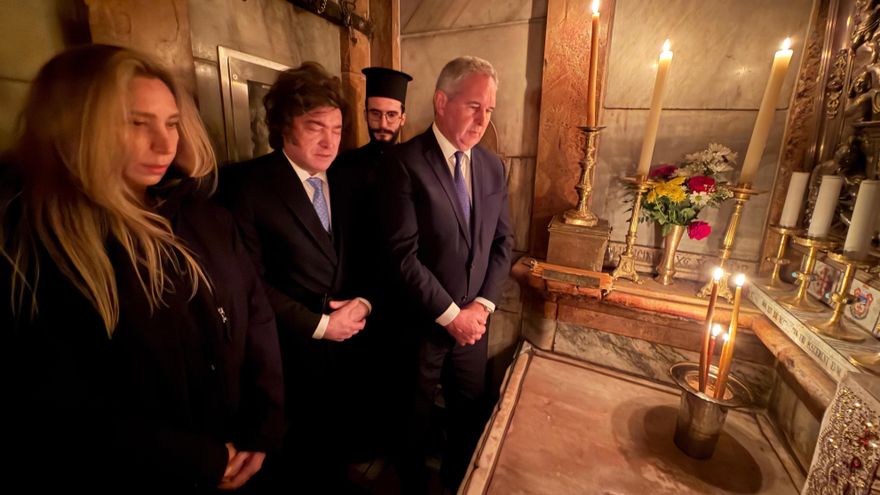 Milei rezó en el Santo Sepulcro por el papa Francisco, en el aniversario de su muerte