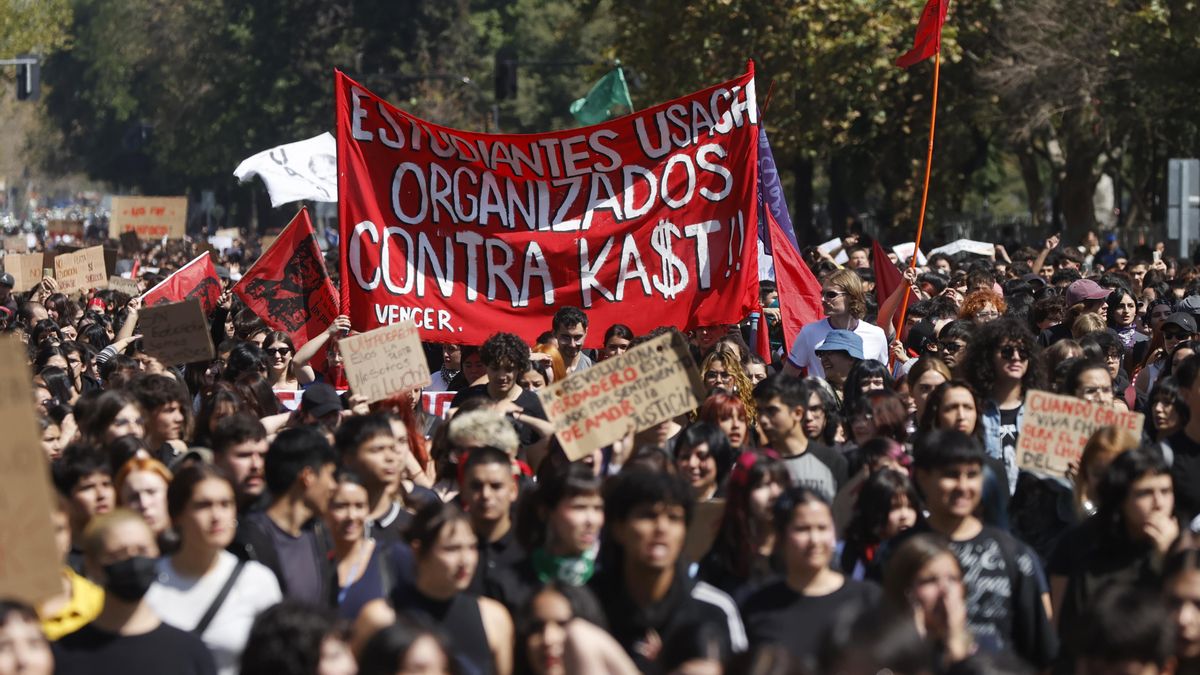 Integrantes de diversas agrupaciones estudiantiles participan en una manifestación por la histórica alza del combustible este jueves, en Santiago (Chile). 