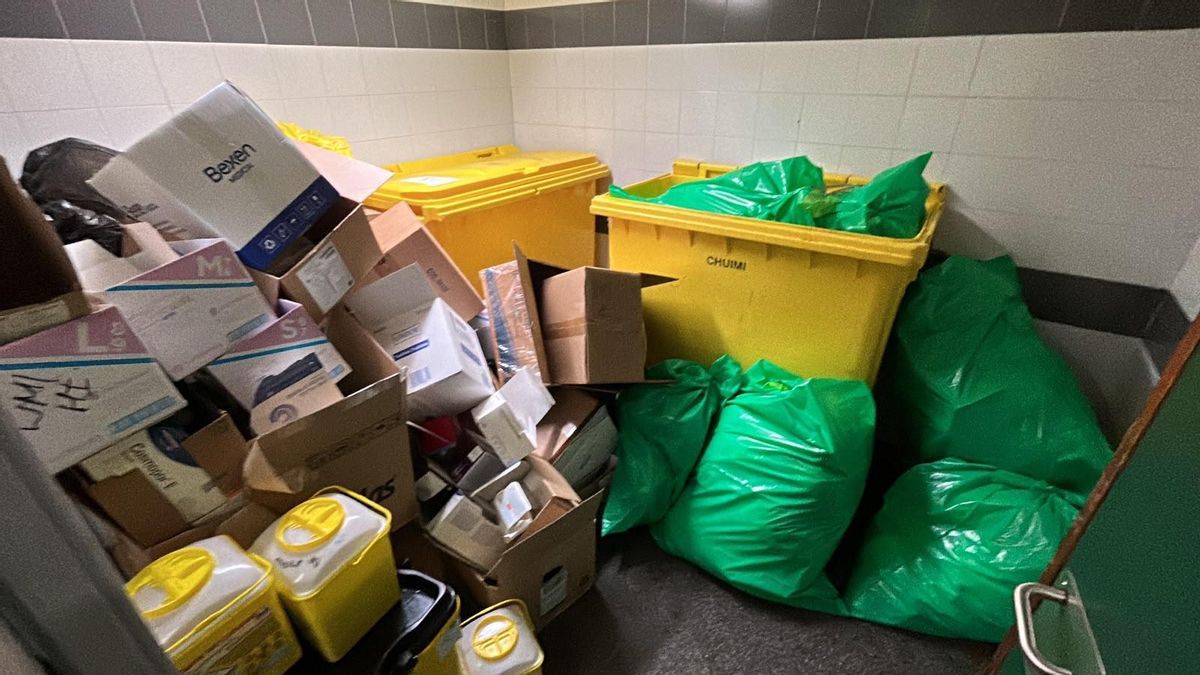 El personal que limpia el Hospital Insular de Gran Canaria, desbordado: "Ha habido turnos con solo un trabajador por planta"