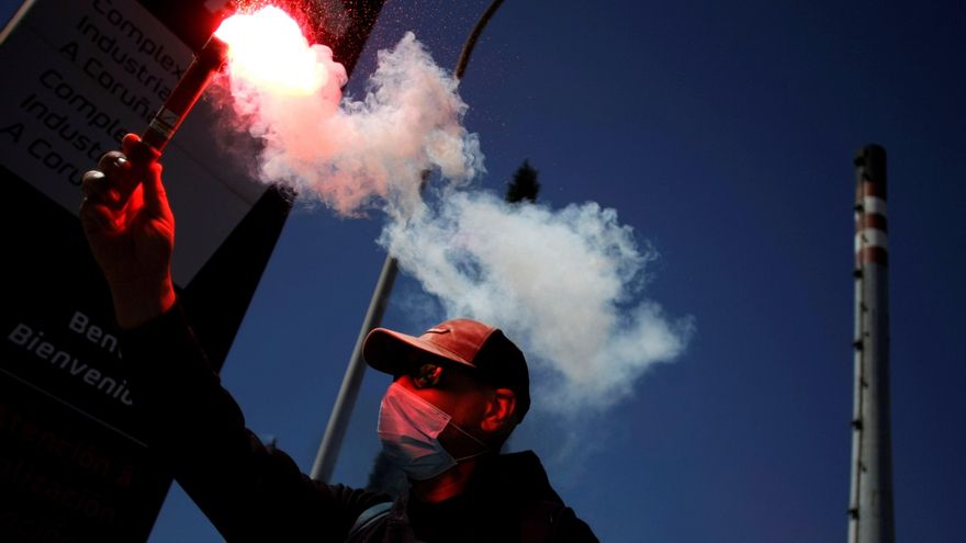 Un trabajador de la refinería Repsol de A Coruña ondeaba una bengala durante la manifestación convocada por el comité de empresa. EFE/Cabalar