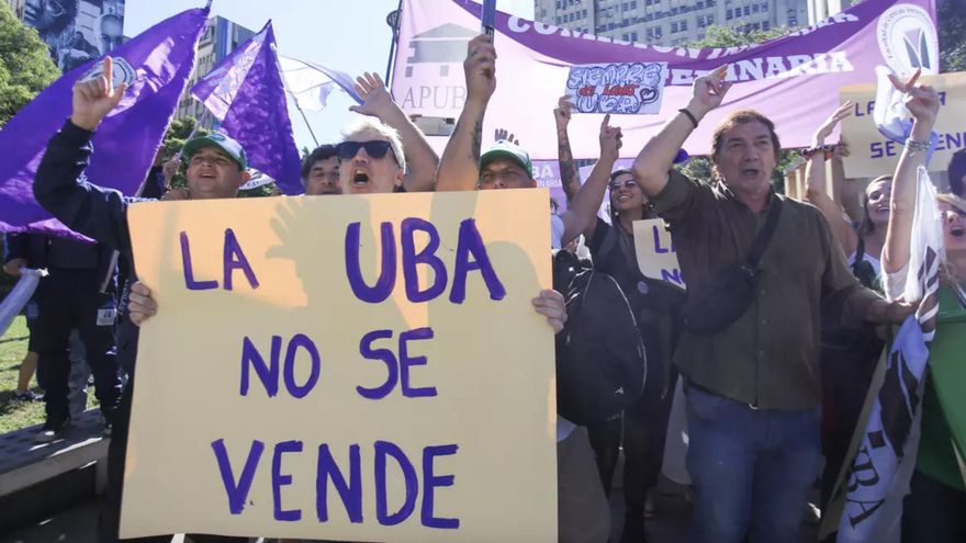 Salarios de docentes en caída, renuncias y paro: “Conozco biólogas que hoy son plomeras”