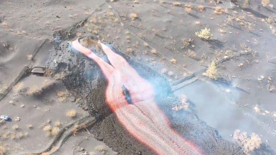 Las dos nuevas bocas eruptivas, separadas por 15 metros, han dado forma a una colada que avanza en paralelo y a unos 400 metros de la primigenia