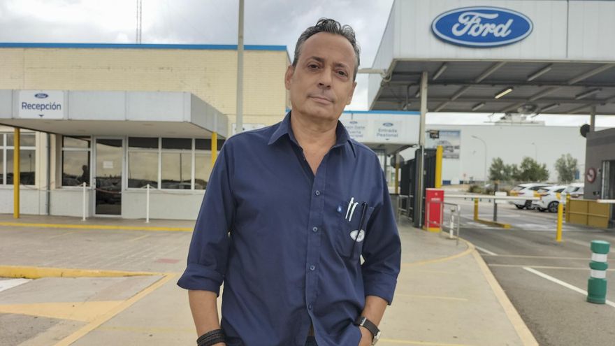 Carlos Faubel, líder de UGT, frente a la fábrica de Ford de Almussafes