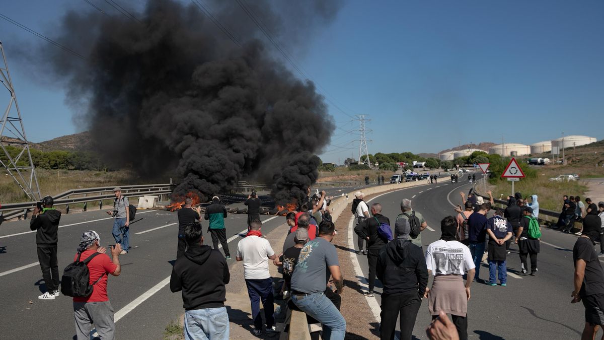 Los antidisturbios disparan salvas, lanza gases lacrimógenos y pelotas de goma contra los trabajadores del metal en Cartagena