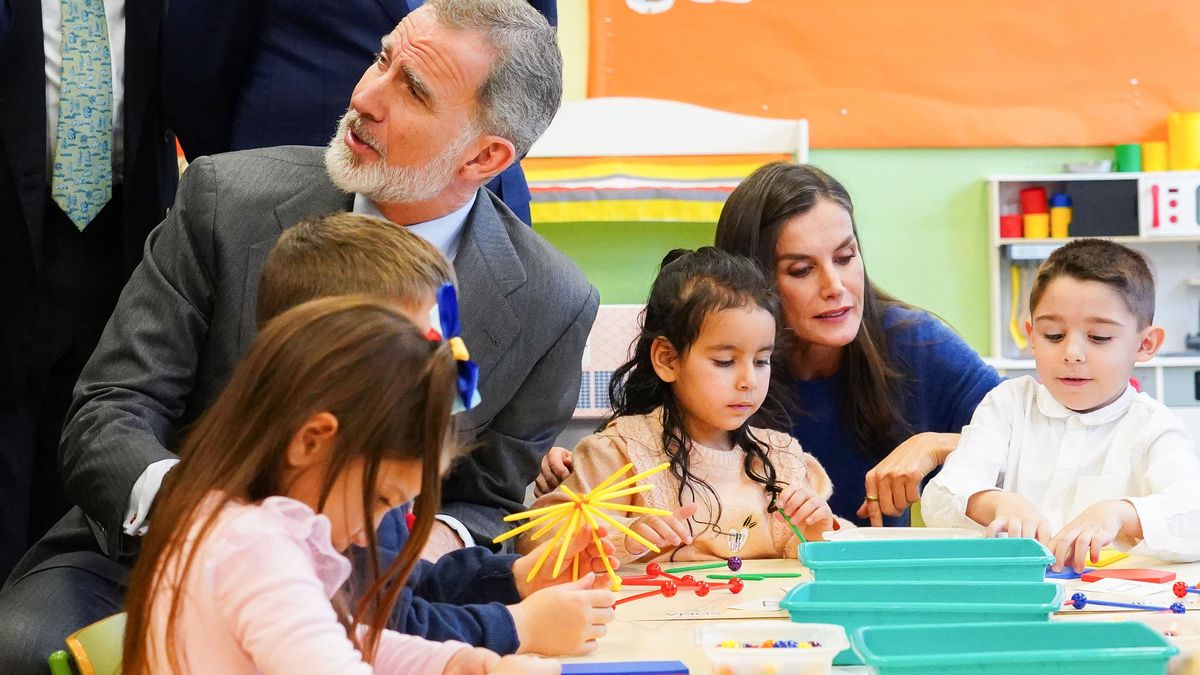 Los reyes de España, Felipe VI y Letizia visitan el colegio Gumersindo Azcárate de León.