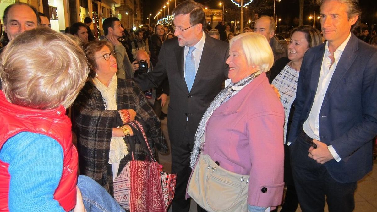 El 'cara a cara' y la corrupción, los temas más comentados por los ciudadanos a Rajoy en su paseo por Santander