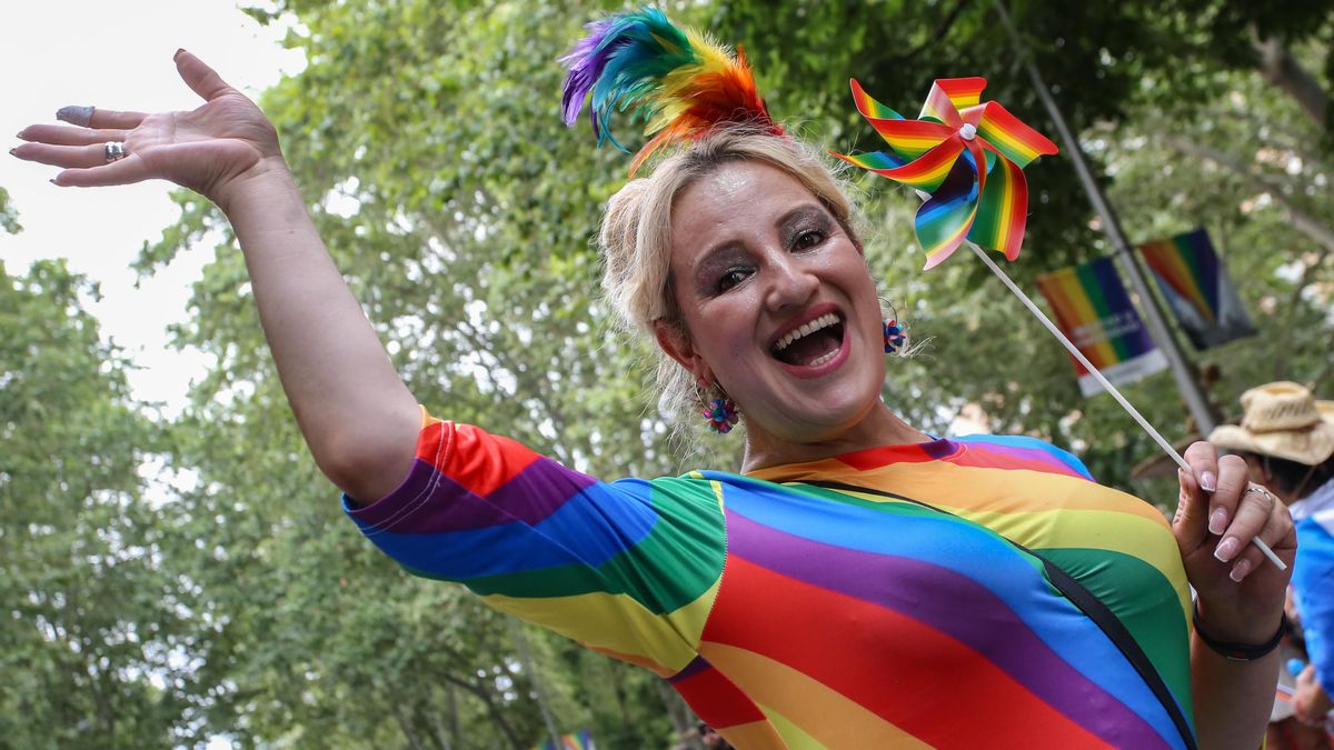 Una persona en la manifestación del Orgullo