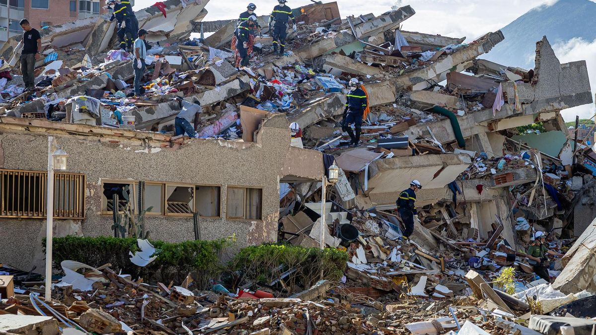Rescatistas de Vietnam realizan labores de búsqueda de sobrevivientes a los terremotos, este martes en Catia La mar, La Guaira (Venezuela)