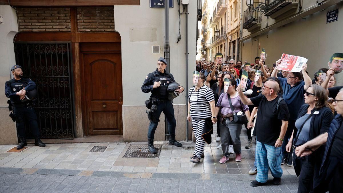 Protesta contra Mazón a las puertas de El Ventorro el pasado 29 de octubre con motivo del aniversario de la dana. EFE/Biel Aliño