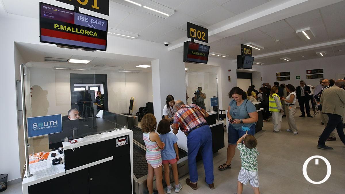Pasajeros en el control del Aeropuerto de Córdoba