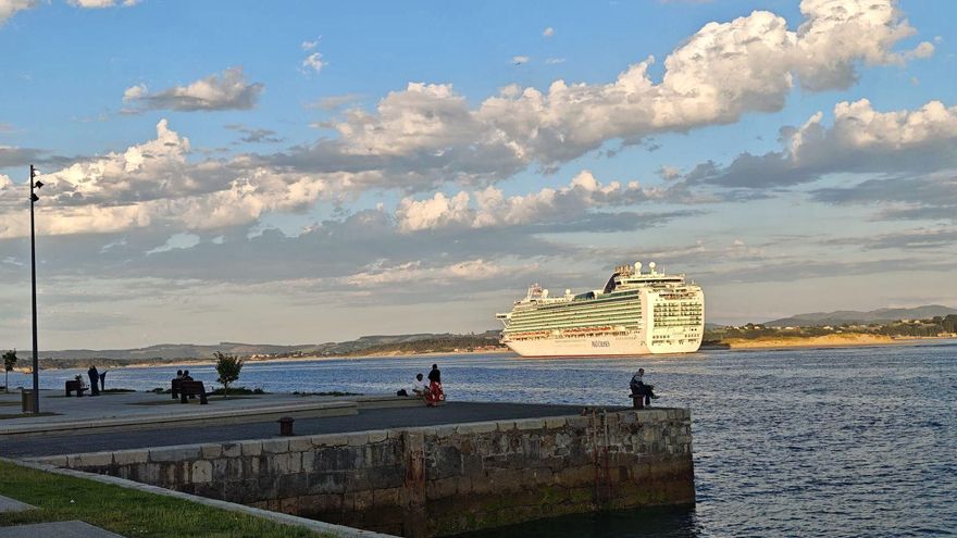 Más cruceros y menos pesqueros: el turismo marítimo bate récord mientras la pesca desaparece en los puertos cántabros