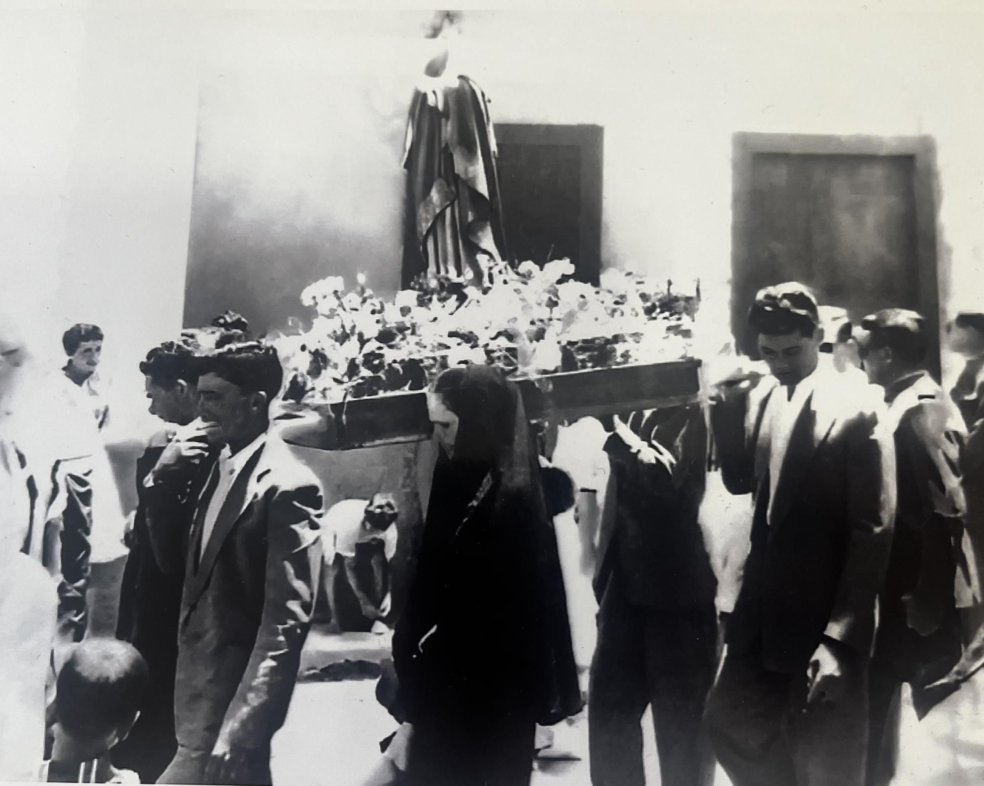 Los vecinos de El Hoyo llevan a hombros a San Pedro en las fiestas.Año 1959.