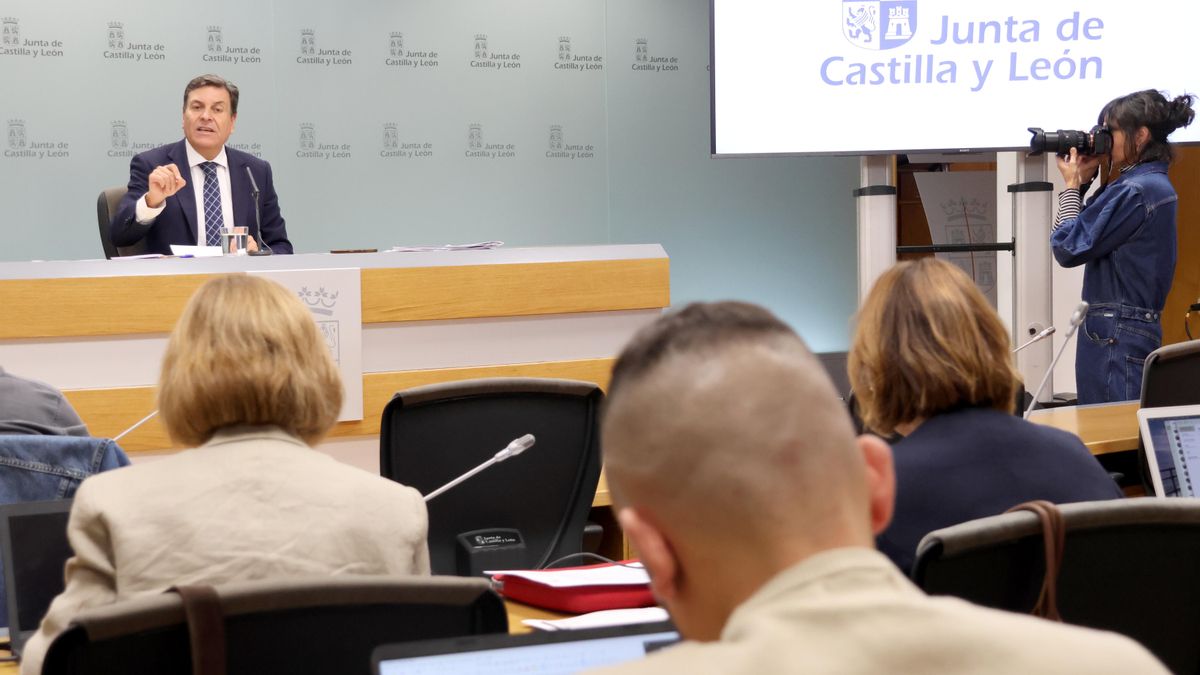 El consejero de Economía y Hacienda y portavoz, Carlos Fernández Carriedo, se dirige a comparecer en rueda de prensa posterior al Consejo de Gobierno Junta de Castilla y León este jueves.