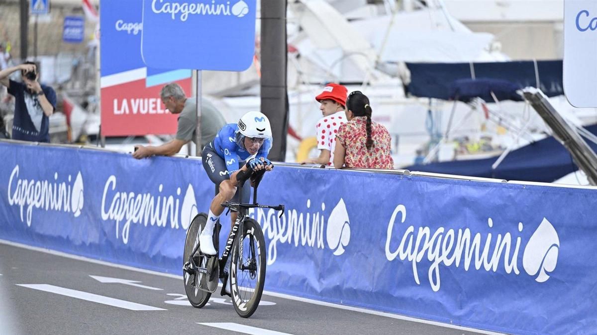Un ciclista durante la salida de la Vuelta Ciclista a España, a 22 de agosto de 2026, en Mónaco (Francia)