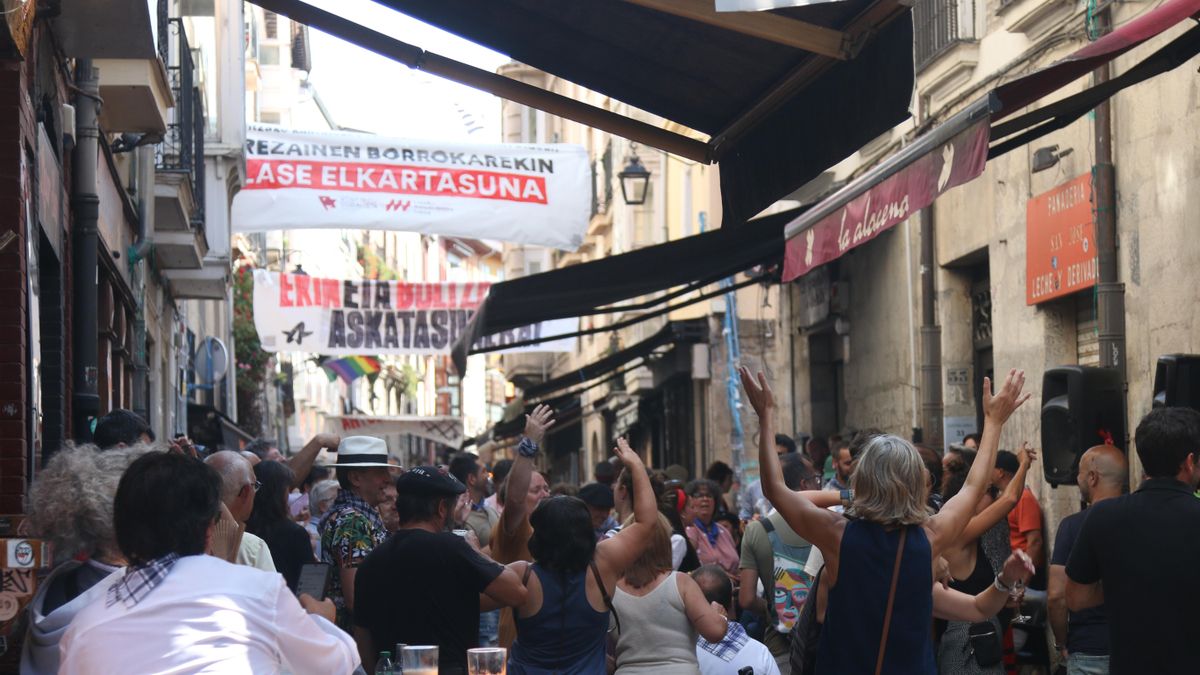 El ambiente festivo en la calle de la Cuchillería