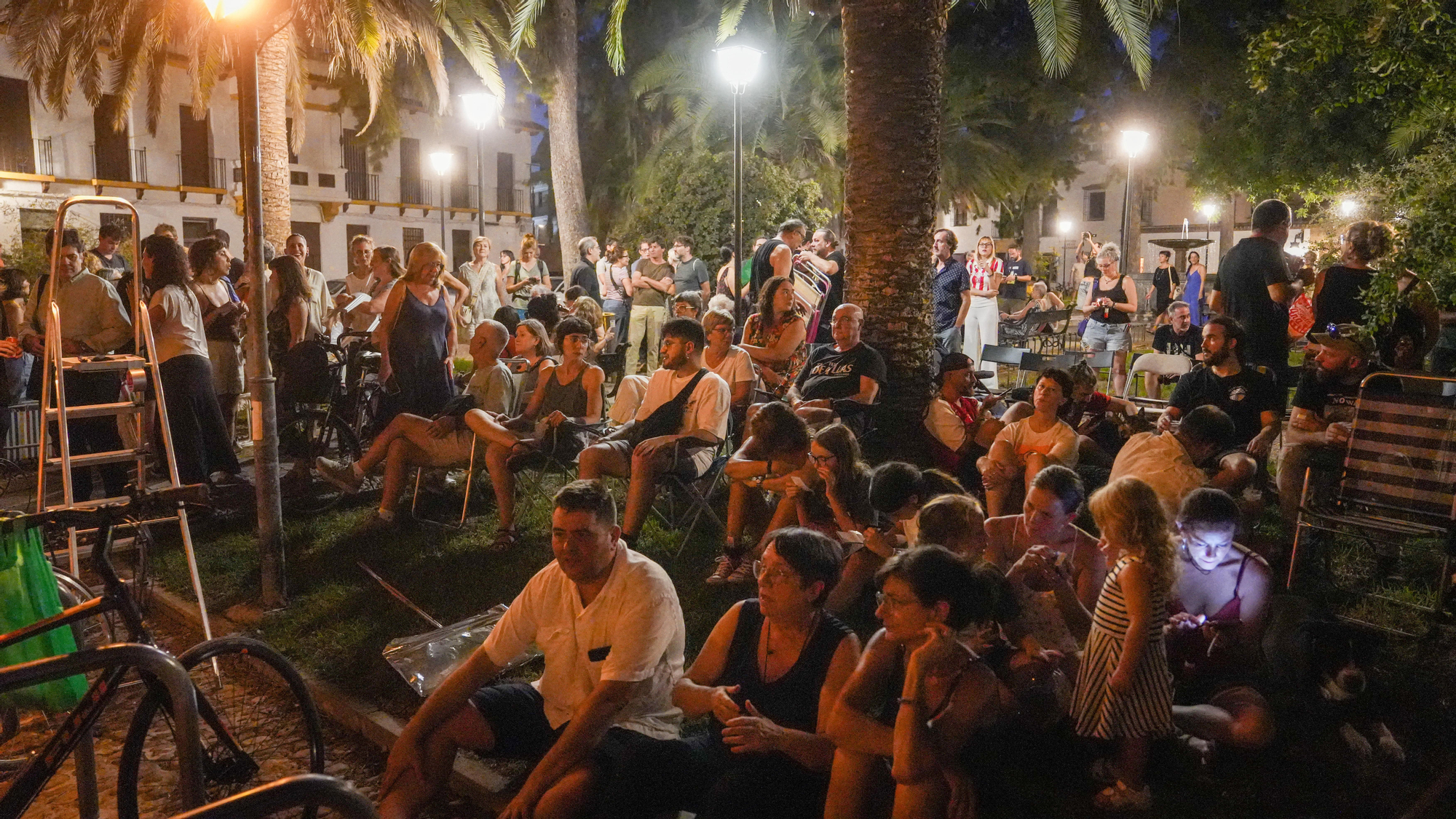 Concentración en defensa de los cines de verano, con la proyección de Un perro andaluz en la plaza de la Magdalena