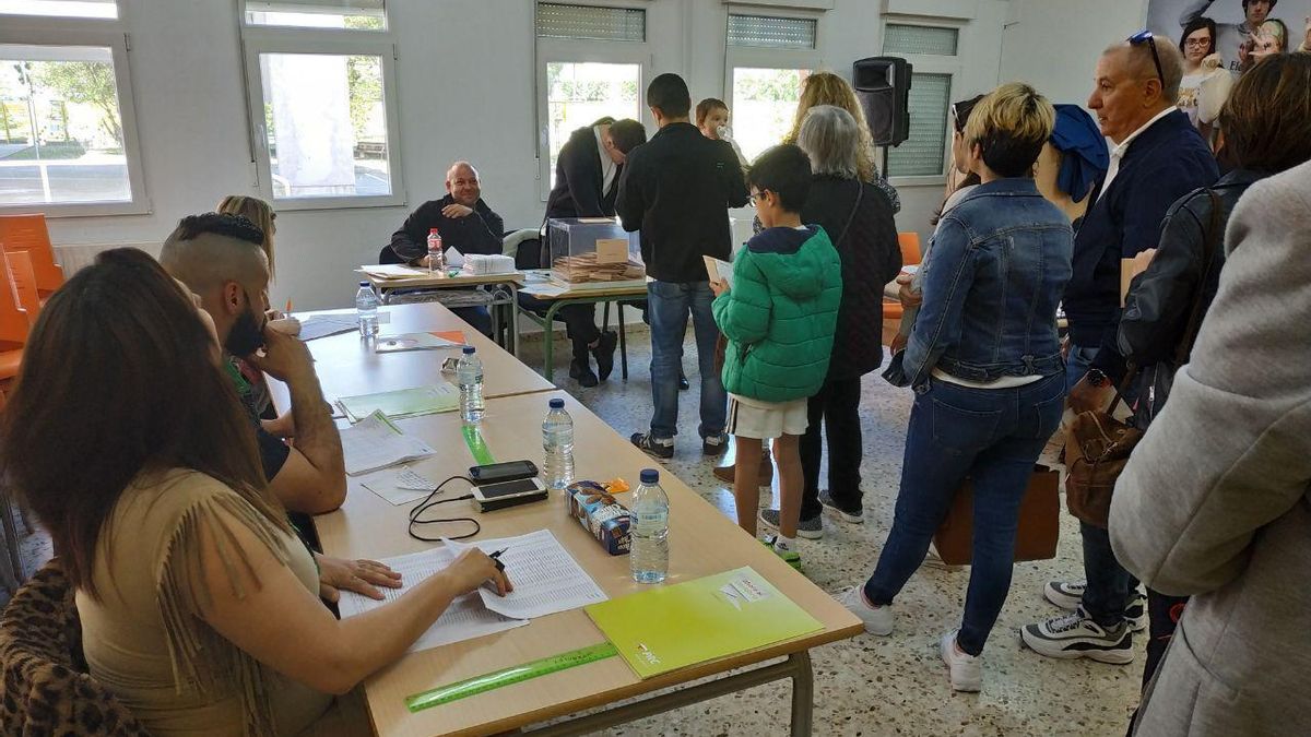Las colas para poder votar han sido habituales a lo largo de la mañana en numerosos colegios electorales. | RUBÉN VIVAR