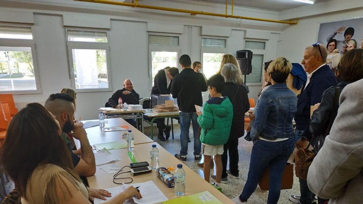 Las colas para poder votar han sido habituales a lo largo de la mañana en numerosos colegios electorales. | RUBÉN VIVAR
