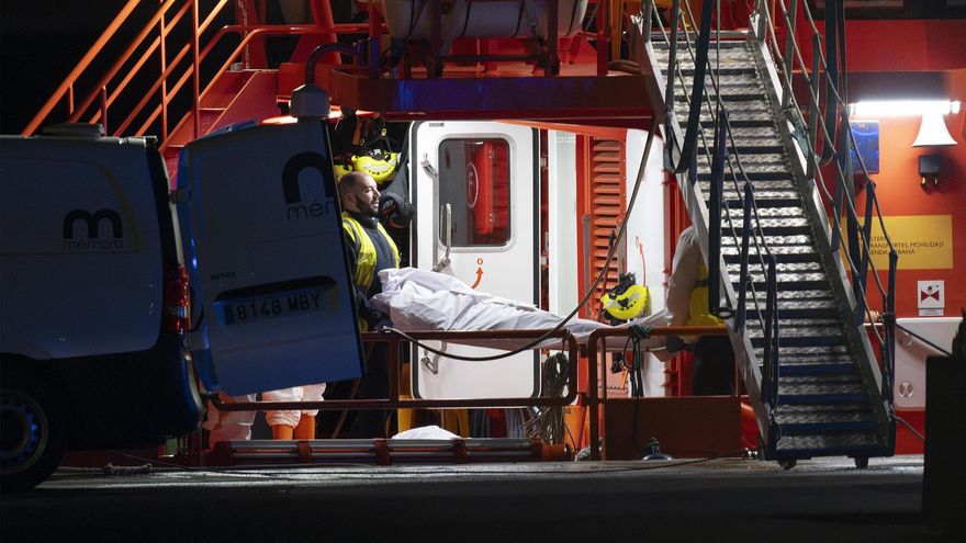 Un superviviente desvela detalles del último naufragio en la ruta canaria: volcaron tras caer un hombre al mar