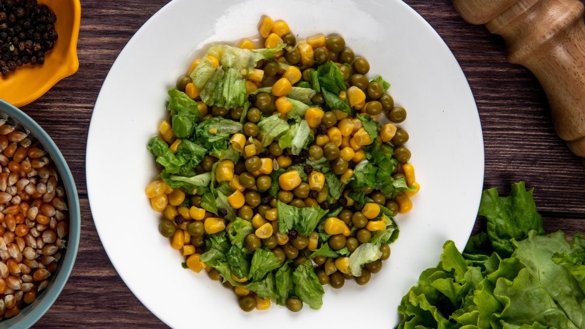 Ensalada de guisantes con maíz y lechuga