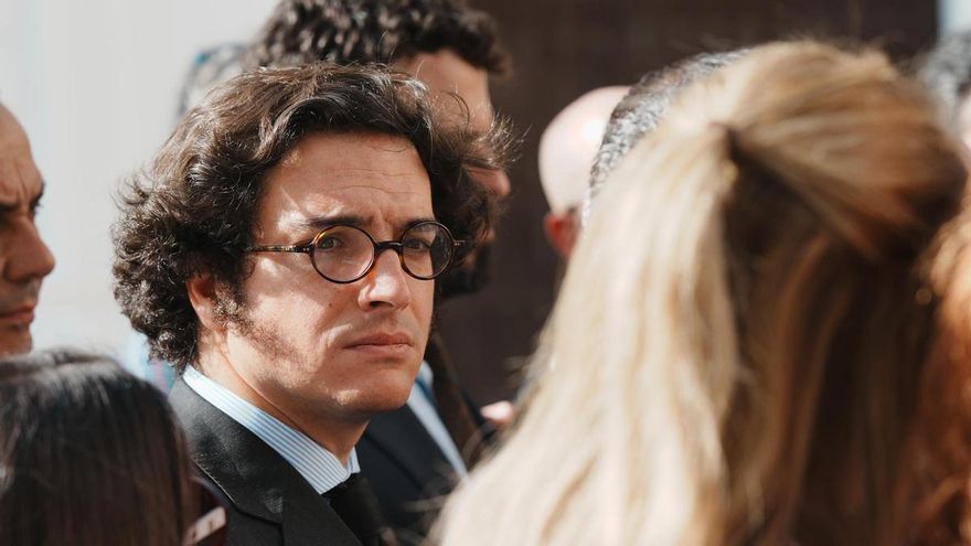 José María Figaredo atiende a los medios de comunicación en el Patio de los Naranjos de la Asamblea de Extremadura, en una foto de archivo.