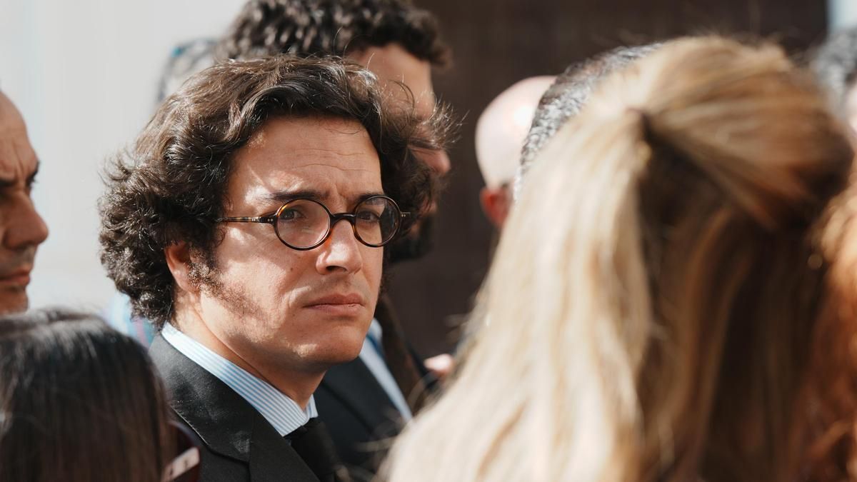 José María Figaredo atiende a los medios de comunicación en el Patio de los Naranjos de la Asamblea de Extremadura, en una foto de archivo.