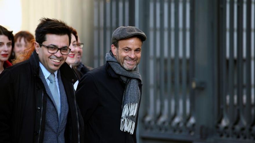 Los diputados de En Comú Podem Jaume Asens (d) y Gerardo Pisarello (i), a su llegada al Congreso para asistir este martes a la a la sesión constitutiva de la Cámara Baja.
