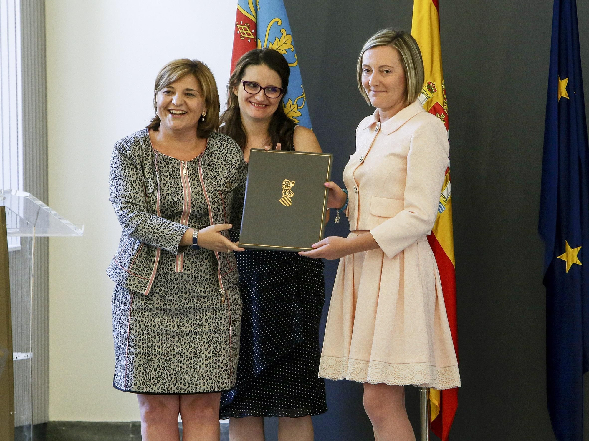 La consellera de Medio Ambiente, María José Salvador, recibe la cartera de manos de Isabel Bonig