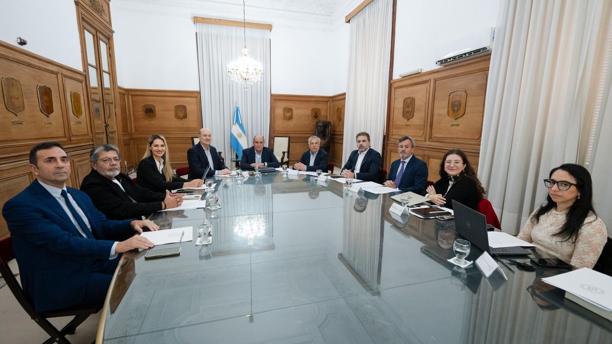 El Gobierno busca avanzar en la reforma laboral: reunió al Secretario de Trabajo con la CGT y la UIA