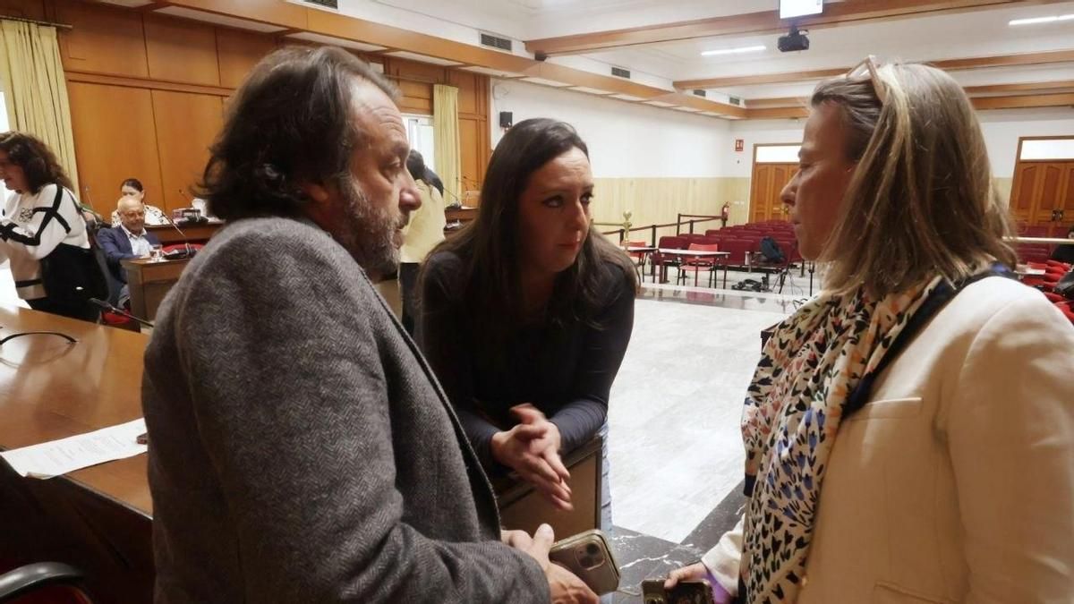 Isabel Albás (derecha), en el Pleno del Ayutamiento.