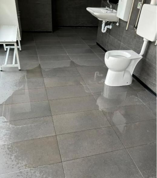 Inundación en el vestuario adaptado en el espacio de la piscina de invierno.